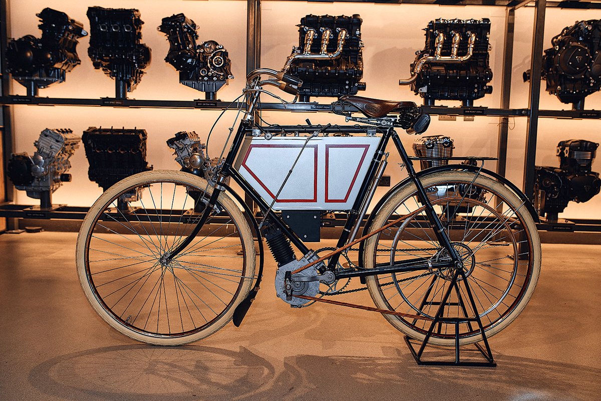 UKTriumph's tweet photo. Join us at the #FactoryVisitorExperience on Saturday 30th April for the exciting opportunity to see the 1901 Prototype bike and hear its amazing story, told by vintage Triumph collector Dick Shepperd.
Follow the link to book your tickets - https://t.co/3oK0n9pEKK https://t.co/UPhueT0Z6M