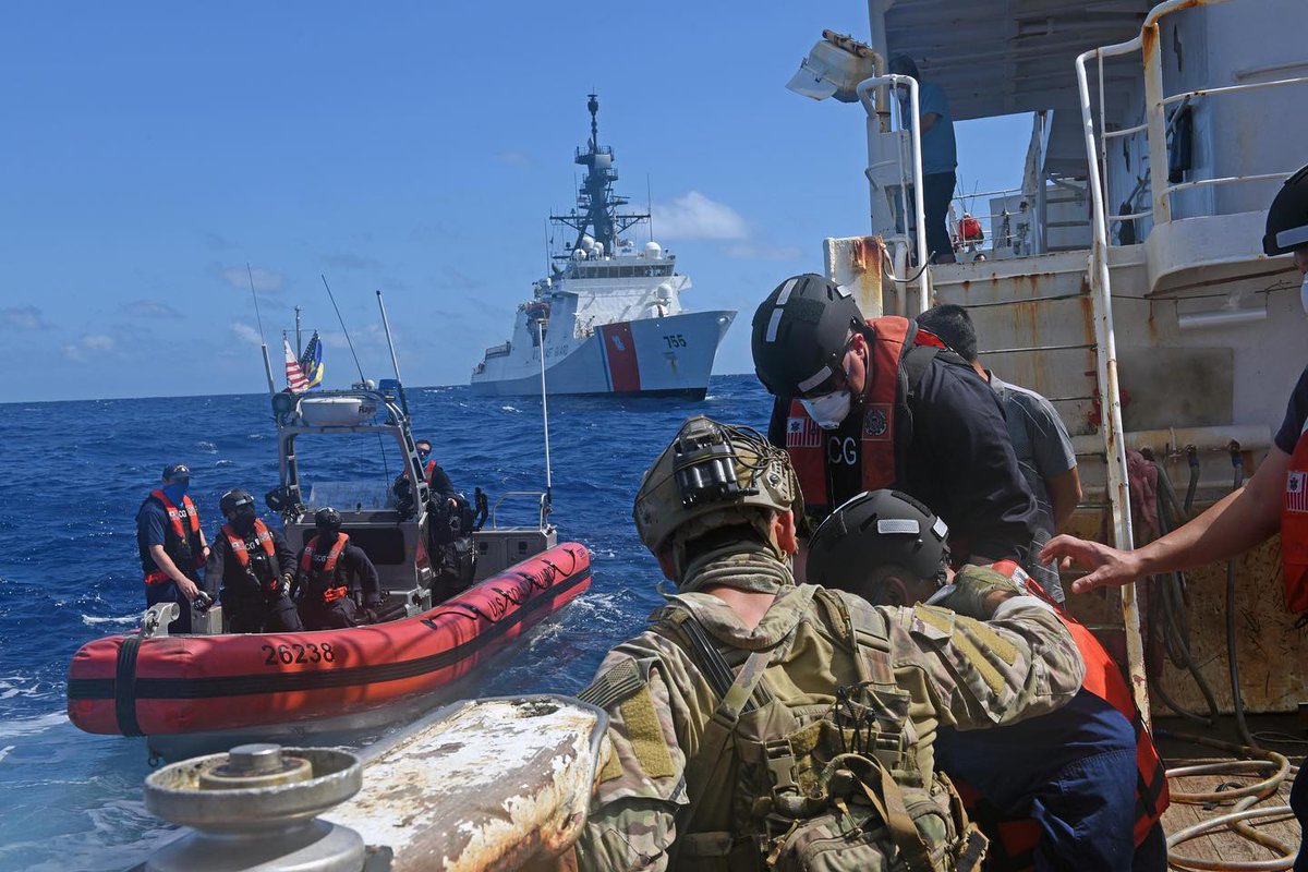 USCG's tweet photo. #SaturdayatSea Crew from the #USCG Cutter Munro conduct a boarding and inspection of a fishing vessel. CGC Munro is part of a larger effort to counter exploitation of the ocean’s fish stocks.

#FightIUUFishing https://t.co/Hhx1ng20lc