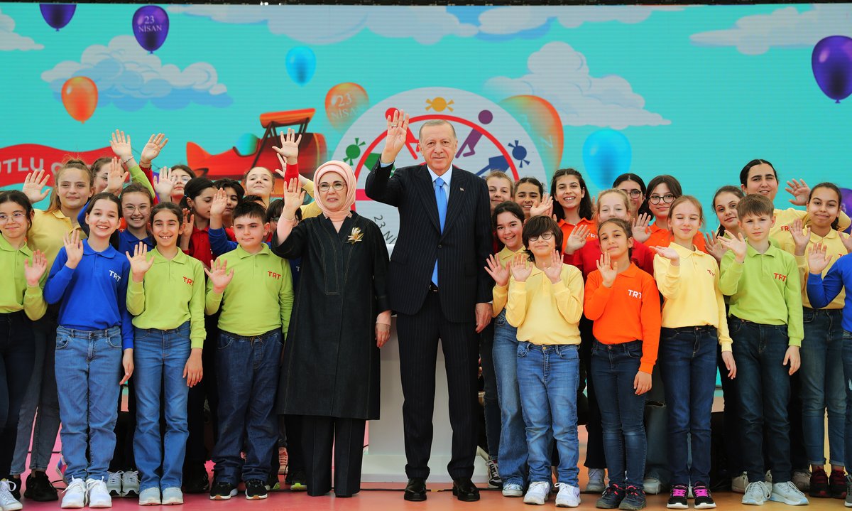 Bizim savaşları bitirmek, krizleri sona erdirmek, güvenlik ve huzur iklimini genişletmek için gösterdiğimiz gayretlerin en önemli motivasyon kaynağı çocuklardır.

Çocukların kulakları bomba sesleriyle değil, akranlarının neşeli sesleriyle çınlamalıdır.