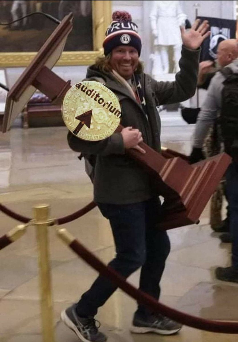 unballinable's tweet photo. @RiccardoPennisi @annalisa_pis @RiccardoPennisi mi commuove vedere questo mio meme essere apprezzato dopo così tanto tempo, veramente!
Ne lascio in omaggio un altro dei miei, sempre sul tema Capitol Hill! https://t.co/D1bLLdDx5y