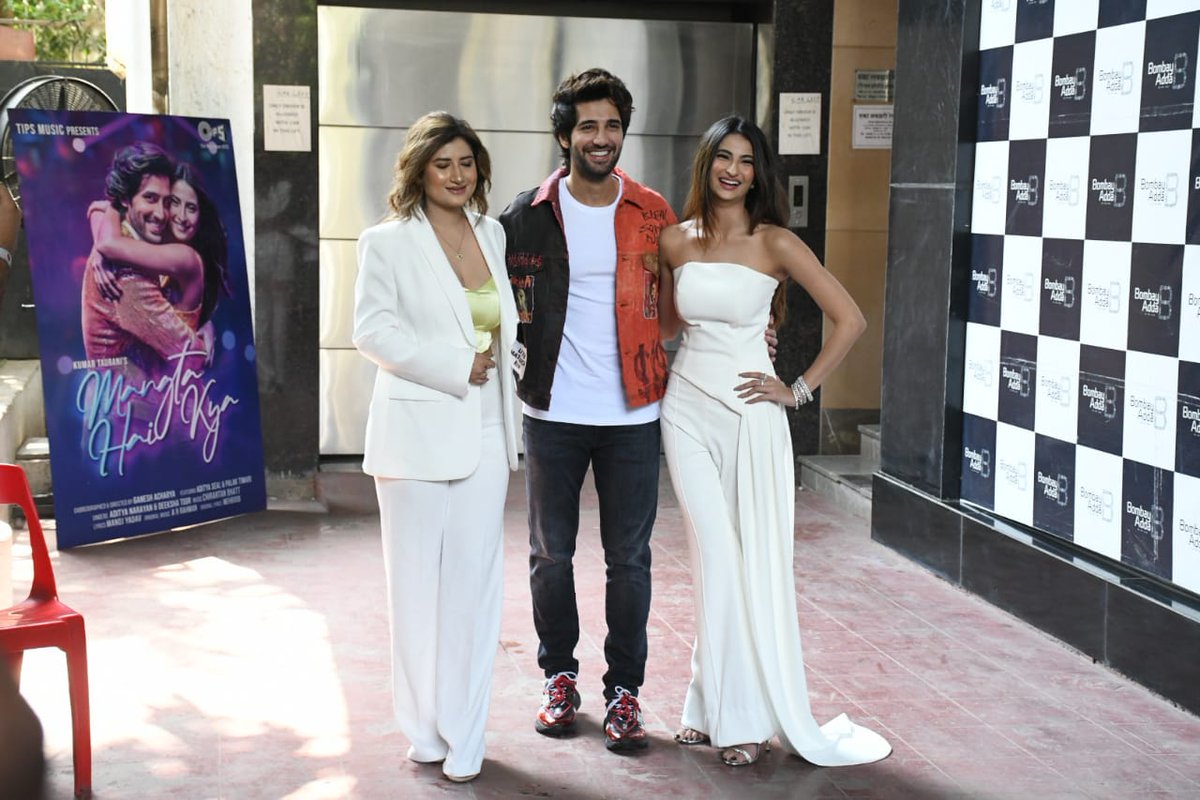 middaygujarati's tweet photo. #PalakTiwari, #AdityaSeal, #DeekshaToor snapped at the launch of Mangta Hai Kya
#bollywoodactor #bollywoodactress #CelebSpotted #whiteoutfit #musiclaunch #MangtaHaiKya #launch https://t.co/O0BTPb40r8