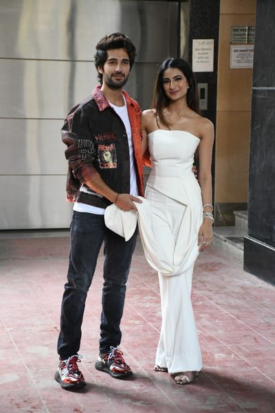 middaygujarati's tweet photo. #PalakTiwari, #AdityaSeal, #DeekshaToor snapped at the launch of Mangta Hai Kya
#bollywoodactor #bollywoodactress #CelebSpotted #whiteoutfit #musiclaunch #MangtaHaiKya #launch https://t.co/O0BTPb40r8