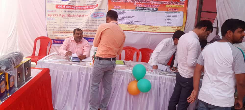 NtepVaranasi's tweet photo. बड़ागॉव Block PHC आजादी का अमृत महोत्सव स्वास्थ मेला में टीबी कैंप का आयोजन किया गया जिसमे STS बड़ागॉव द्वारा ५५ व्यक्तियो की स्क्रीनिंग की गई व एक मरीज़ की दवा चालू की गई एवं मेले में आये हुए लोगो का संवेदीकरण किया @AnandBrc
@ntep_UP @TbDivision @TBHDJ #BlockHealthMela https://t.co/gzz5nvwY4w