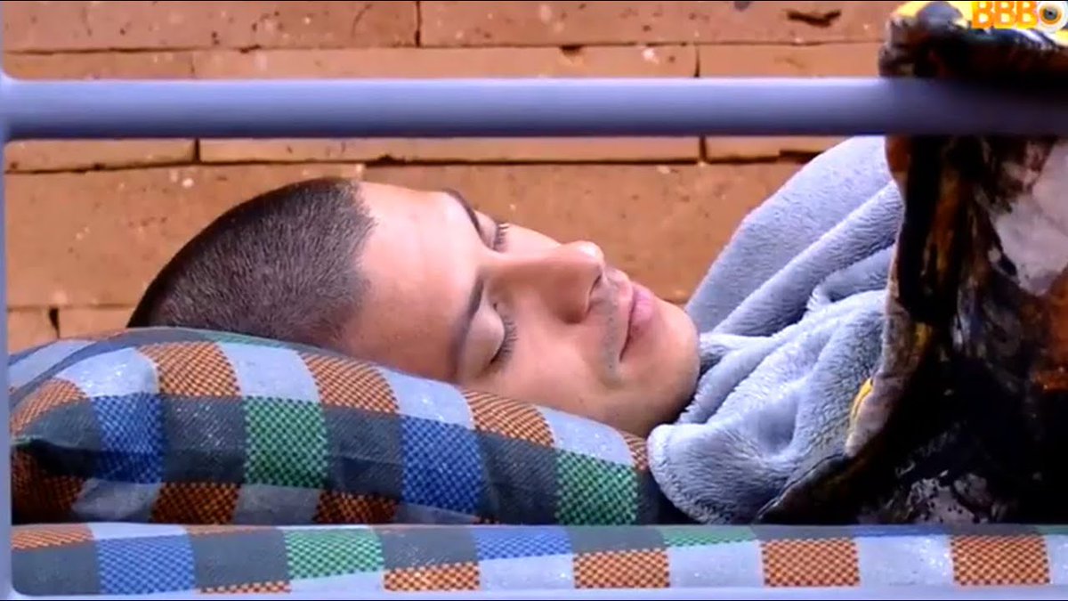 ScoobyDeBoa's tweet photo. PA, DG e Eli curtindo o desfile até o final, amarradōes de ver a Naty desfilando e o pão mofado dormindo...Vai tomar no cu Arthur!
 #BBB22 

Fora Arthur / ARTHUR ELIMINADO / O Tadeu / #PACAMPEAO / Esse Arthur / #ForaArthur / O DG / #Globeleza https://t.co/EWXWP7Z8AC