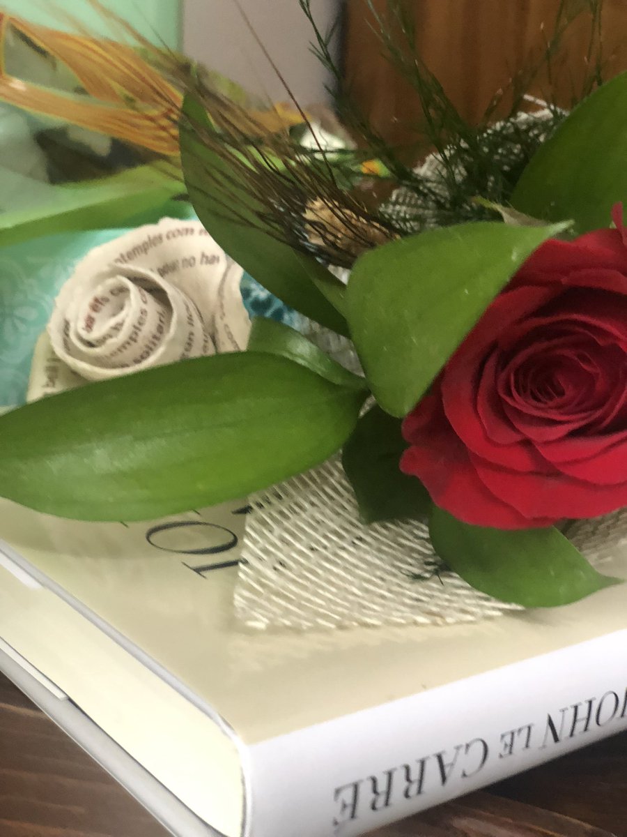 CarolMayorPuig's tweet photo. Bona Diada de Sant Jordi. Llibres 📚i 🌹🥰 Algunes 🌹x sempre❤️ i d’altres tambe 🥰 🌹#DiadaSantJordi2022
#Tatanka🌹#Polete📚🌹🐲 https://t.co/glcFlXeDOX