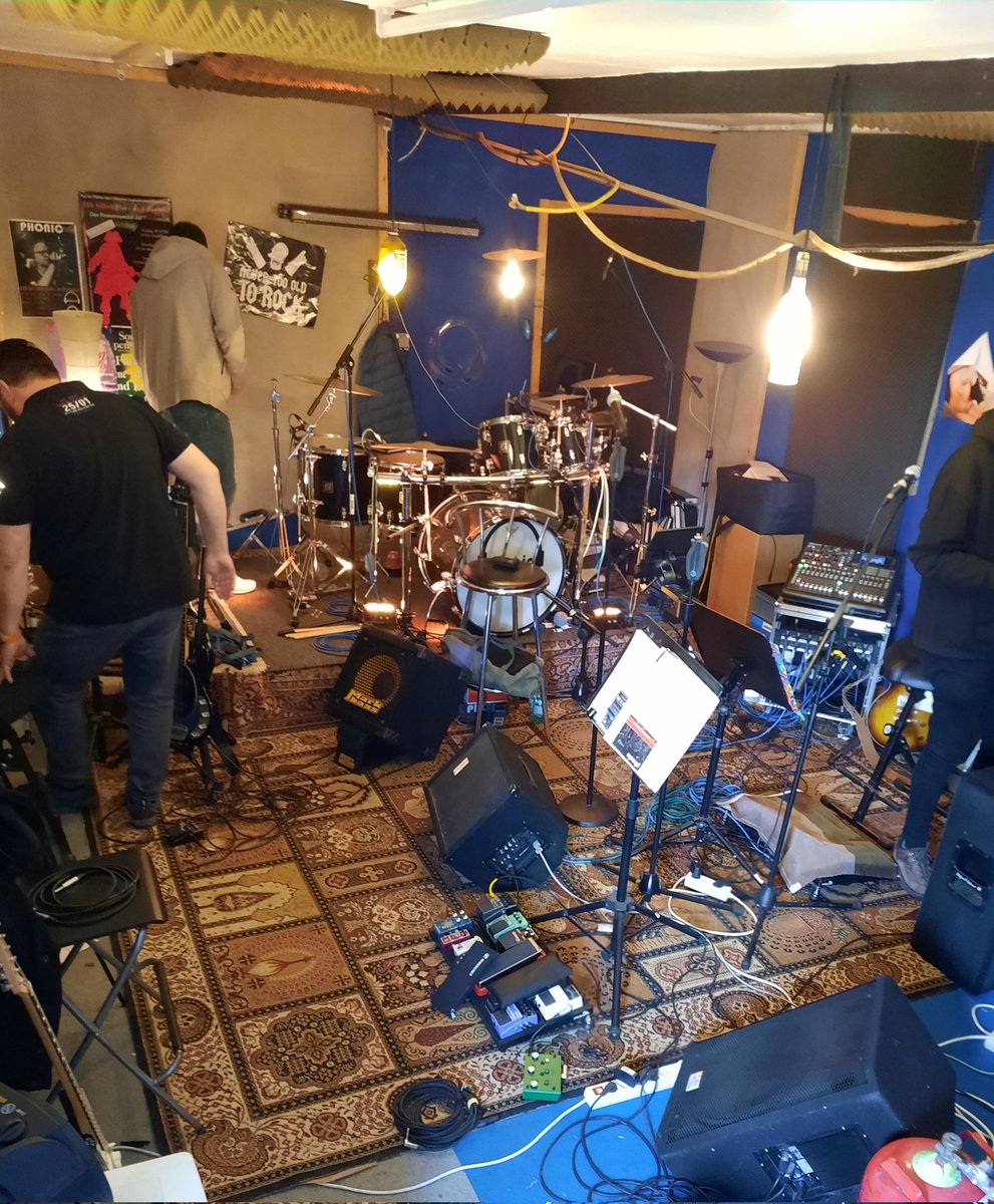 phonicband's tweet photo. Samstag ... ein ganzer Tag Bandprobe.

Party on...

Mucke, Pizza, Bier, Fußball

#Bandprobe #Musik #Rock #SexDrugsRocknRoll https://t.co/ETWP4131ze