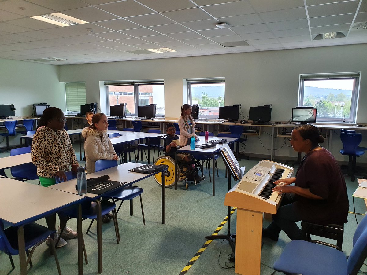 YamahaWH's tweet image. Lovely to hear Joscelyn's vocal class this morning. Lots of happy students! #SaturdayMorning #lessons #vocallesson #musicschool