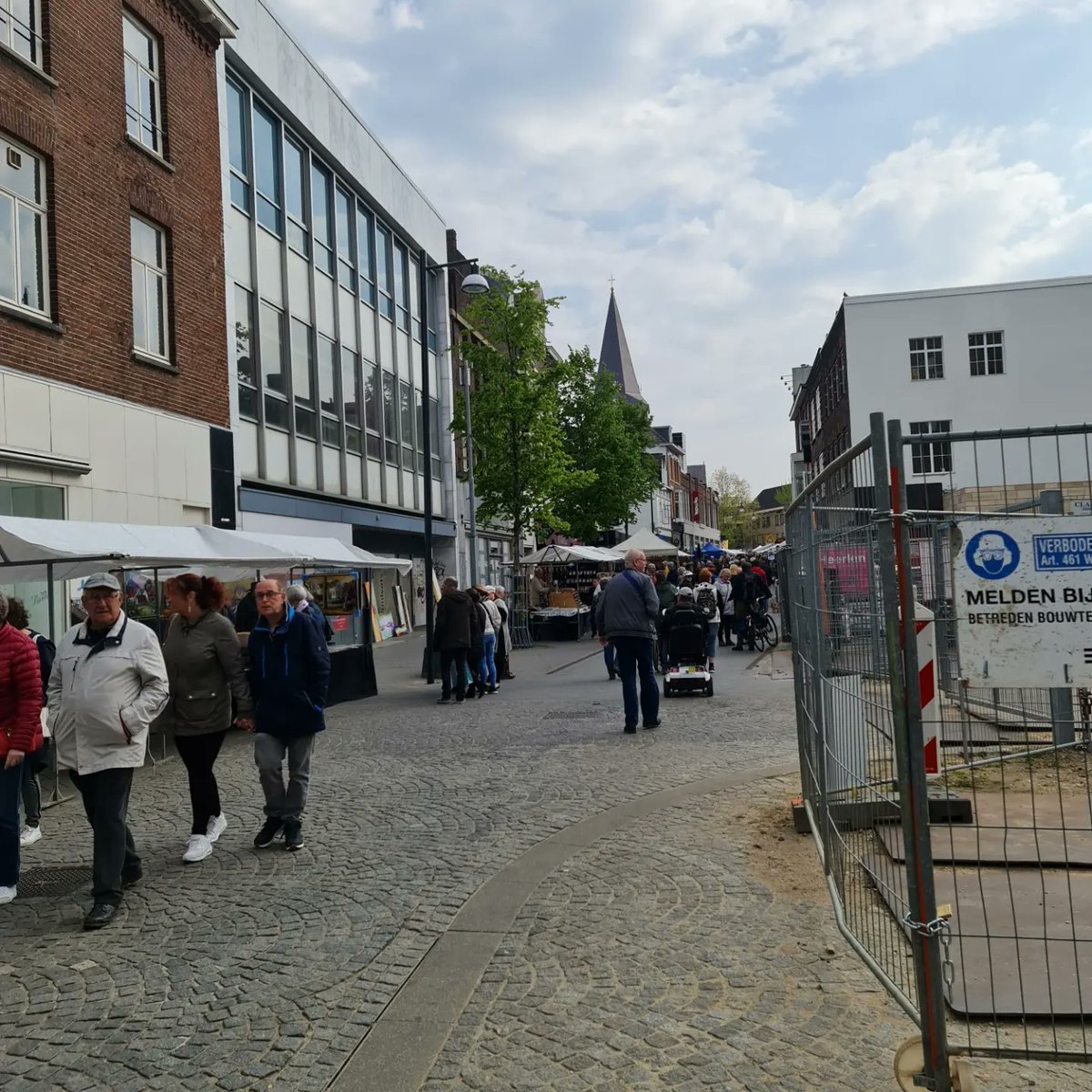 DJDarkangel456's tweet photo. Vandaag gezellig aanwezig op de jaarmarkt in Heerlen.
Op de kunstmarkt.

#jaarmarkt #heerlen #kunstmarkt #zingen #kimberiedema #klassiek #rock #pop #zang #artiest https://t.co/WfFUTiPK0x