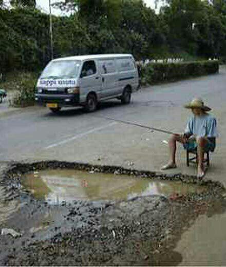 하라는 낚시는 안하고..

친구가 밖에있는데도..

일단 올라타고보는 몬내미