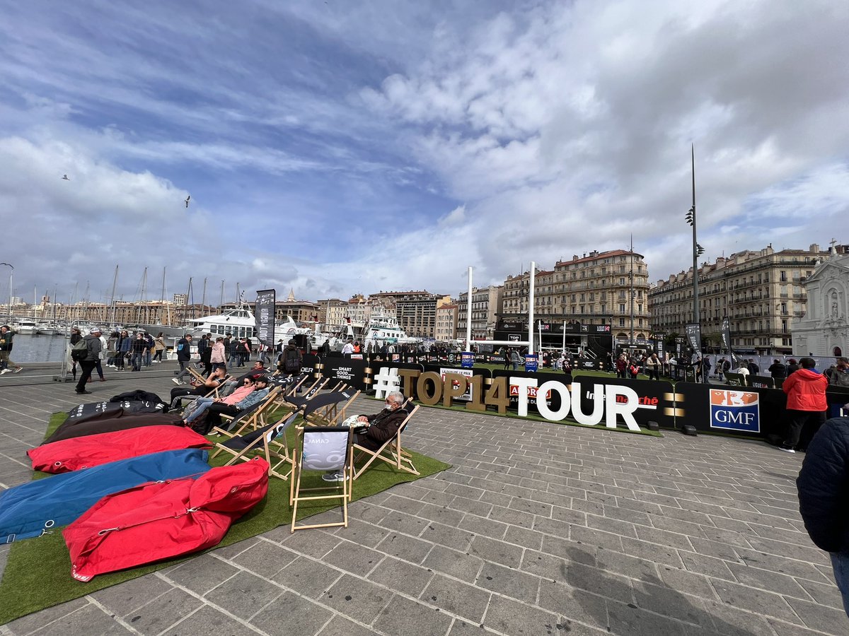 MaRegionSud's tweet photo. Ce week-end, #Marseille va vivre au rythme du ballon ovale 🏉💥 ! Rendez-vous dès maintenant sur le Vieux-Port pour découvrir la 1ère étape du @top14rugby Tour 2022 ! #TOP14TOUR #TOP14RUGBY https://t.co/S0IXZt9W0L