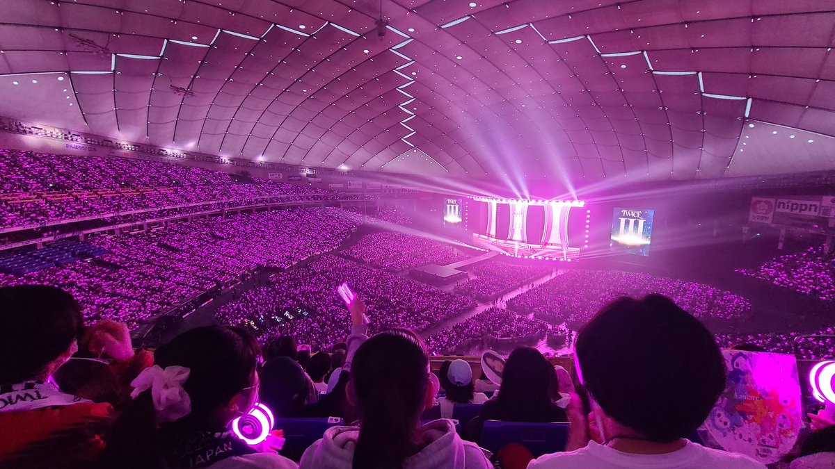 hiraimyouis's tweet photo. the massive crowd wooowww 😱 #TWICE_4TH_WORLD_TOUR_IN_JAPAN https://t.co/TmzzZVMYsl