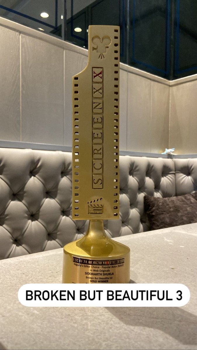 ZBharatOfficial's tweet photo. Sidharth received an award for popular actor male in web series for #BrokenButBeautiful3 

#SidharthShukla  #SidharthShuklaTheShiningStar #SidharthShukla𓃵 https://t.co/kUTDnePgaM