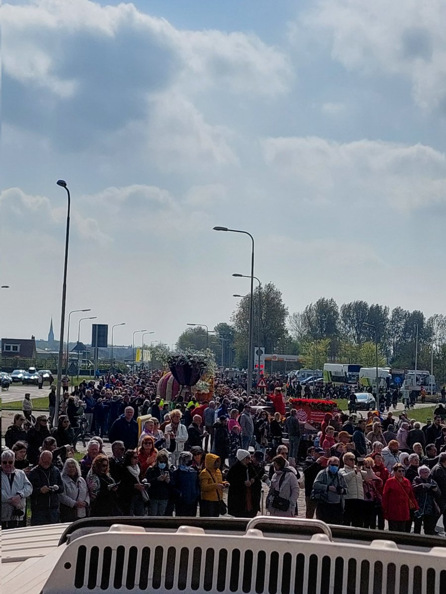Het is gezellig druk in Noordwijk. Het is drukker dan normaal. Kom op de fiets.🌷🚴‍♀️🌷🚴‍♀️ #Hetbloemencorso #bloemencorso #noordwijk