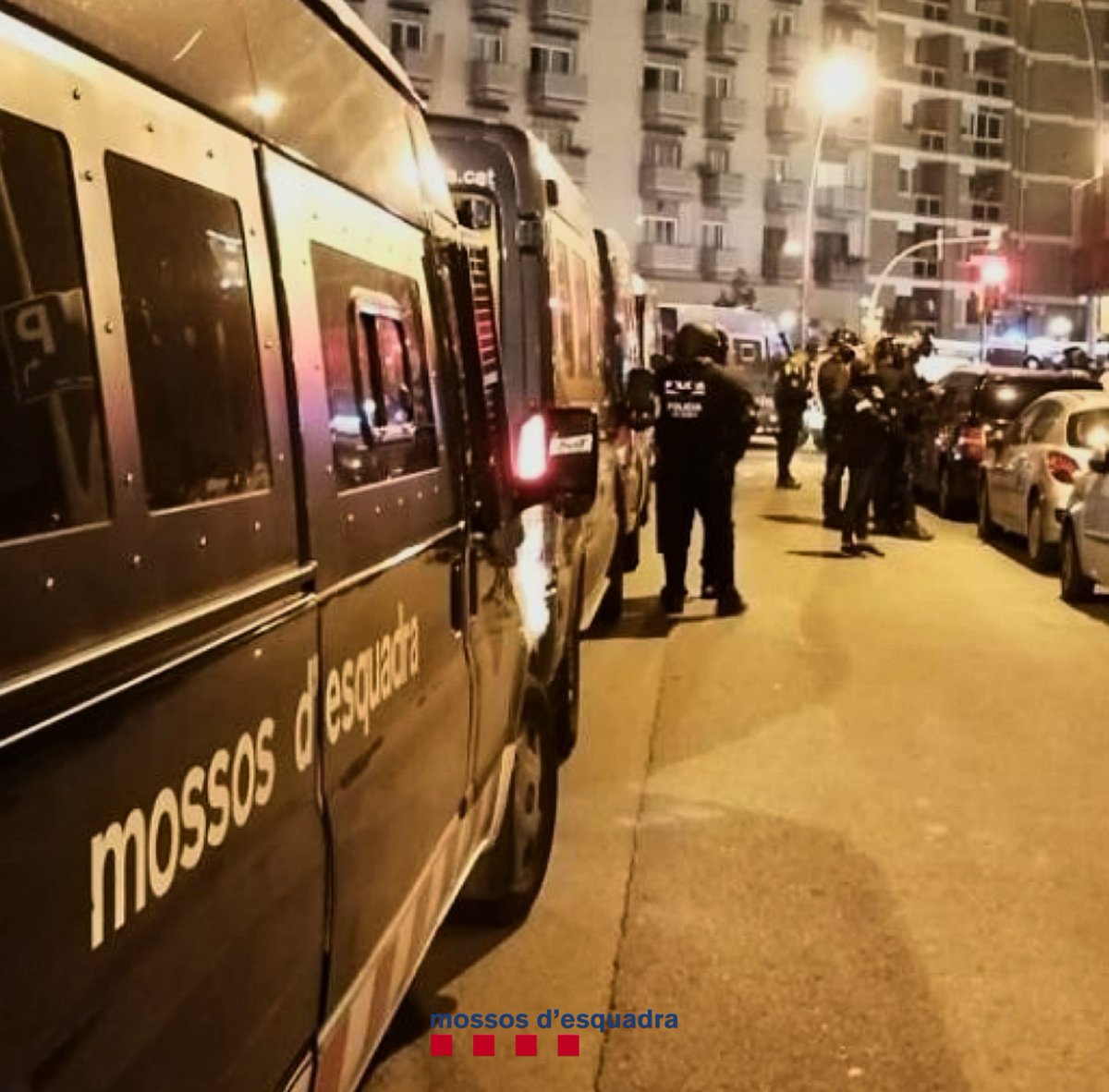 mossos's tweet photo. Aquesta matinada hem fet un dispositiu conjunt amb @GUBBarcelona a un local d'oci de l'Av. Paral·lel (BCN) que generava queixes veïnals per incivisme i on darrerament s'havien produït baralles a l'exterior. Hi han participat uns 150 efectius de diverses unitats d'ambdós cossos https://t.co/1C2Vzi0jxb