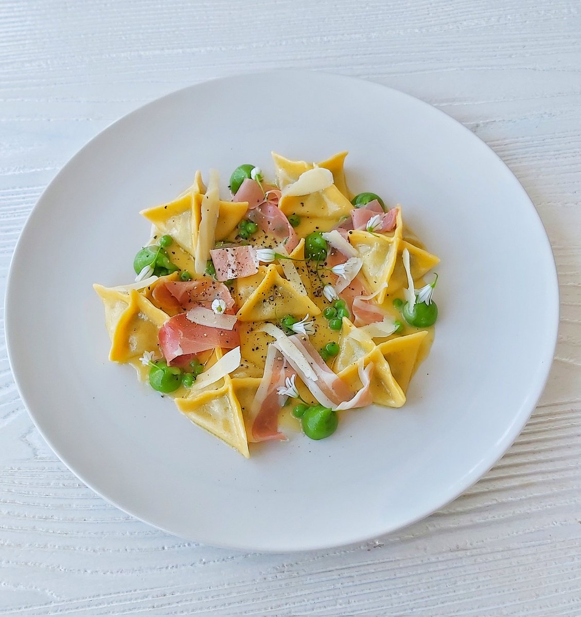 Sacchetti, potato and wild garlic filling, shaved parma ham, peas, parmesan. Sacchetti means little bags in Italian and these are filled with the seasonal goodness of wild garlic 😋