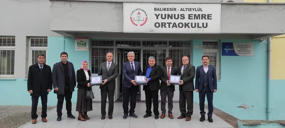 eyuder's tweet photo. Balıkesir'de 115 okulumuzda ihtiyaç sahibi öğrencilere ayakkabıları ulaştırıldı.Ayakkabı dağıtım törenine EYUDER Genel Başkanı Sn.Dr.Adem Çilek, Balıkesir İl Milli Eğitim Müdürü Sn.Ali Tatlı ve yetkililer katıldı.
İyi Bayramlar Çocuklar.Yüzünüzden tebessüm eksik olmasın.
#23Nisan https://t.co/B1S32rUoFZ