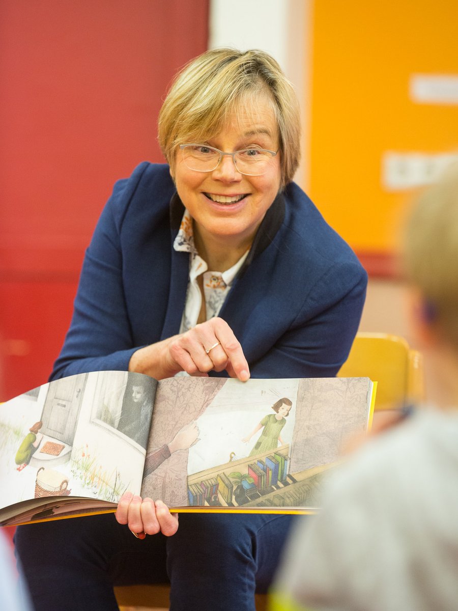 #WelttagdesBuches - in #Caritas-Kitas mit #Lesepatinnen Sehnsuchtsorte entdecken. So werden #Buchdeckel zu Traumflügeln.