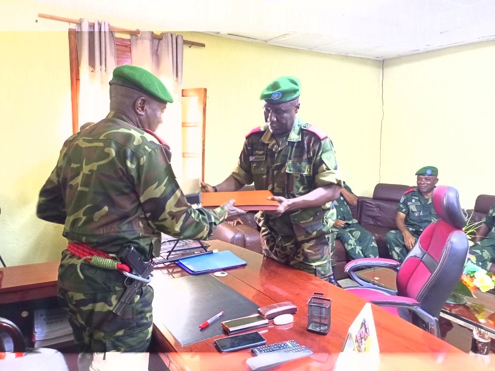 Remise et reprise ce samedi 22 Avr 22,au secteur Ops SOKOLA 1 GN, entre Général MPUTELA Bertin, commandant Secteur sortant et Général KASONGO Robert, commandant entrant.
La cérémonie a été présidée par le Gouverneur du Nord-Kivu.
Félicitations au nouveau  Commandant.