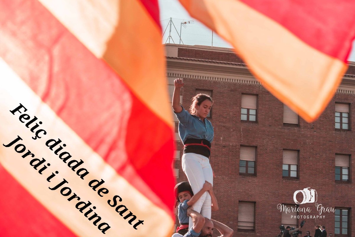 Marrecs's tweet photo. Feliç diada de Sant Jordi i Jordina! Per molts més llibres, roses i aletes! 🌹📚
#SantJordi #castellers https://t.co/Py0kpkOY93