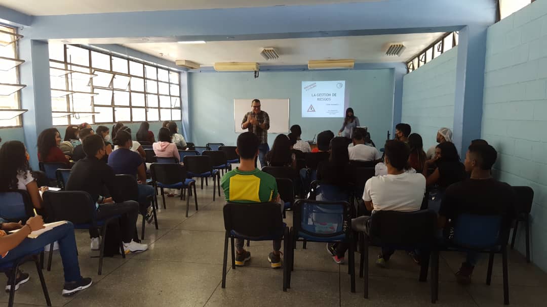 uptpc_oficial's tweet photo. El PNF De Logística y Distribución recibiendo instrucciones en el área de gestión y riesgo. https://t.co/PhUhO4PlYT