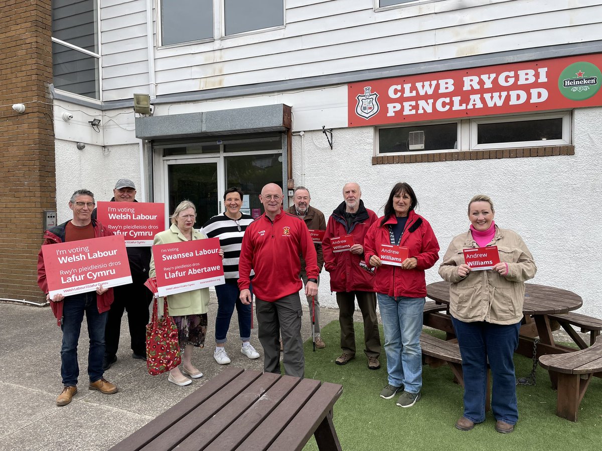 Out on the #labourdoorstep in Penclawdd with @ToniaAntoniazzi and @RebeccaEvansMS for our local Labour candidate Andrew Williams #BuildingABetterSwansea