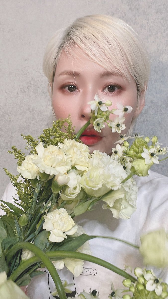 joycelovstyling's tweet photo. 第一次自己買花
從來沒買花習慣的我
今天看到Uniqlo裡的花
突然覺得她們好可愛
每支都在對我說 帶我回家
於是選了白色調的 洋桔梗
還有伯利恆之星 搭配綠色的麒麟草
是我今天喜歡的配色
洋桔梗的花語是不變的❤️始終如一
伯利恆之星代表純粹柔軟的心
麒麟草則是幸福草
自己買花取悅自己也挺好～ https://t.co/PR3Zj3jDBc