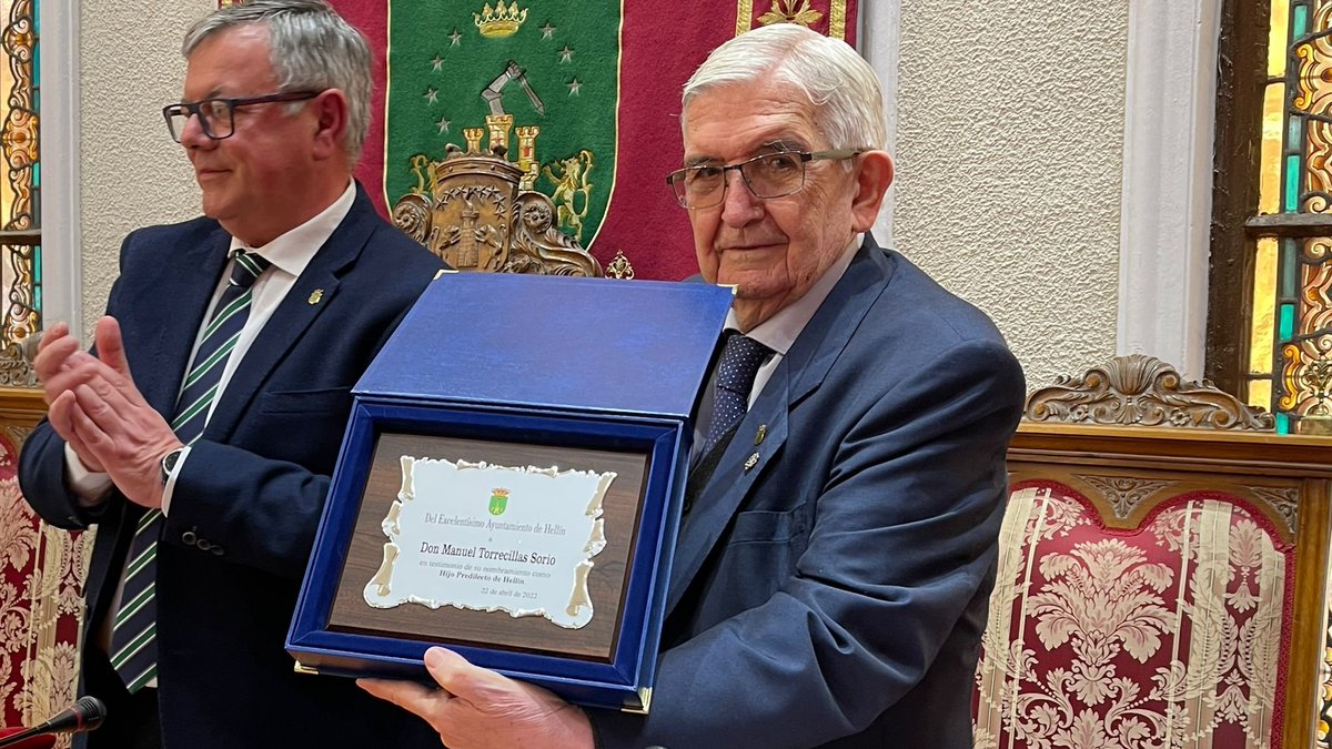 MB_Albacete's tweet photo. Desde nuestras redes sociales, queremos felicitar a Don Manuel Torrecillas Sorio, que ayer fue nombrado Hijo Predilecto de #Hellin @Hellinayto 

Es un orgullo para @MB_Albacete formar parte de la vida de una gran persona que trabaja día a día por su familia, amigos y trabajadores https://t.co/0XykMDbJRW
