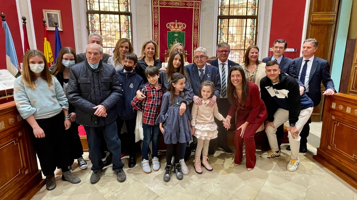 MB_Albacete's tweet photo. Desde nuestras redes sociales, queremos felicitar a Don Manuel Torrecillas Sorio, que ayer fue nombrado Hijo Predilecto de #Hellin @Hellinayto 

Es un orgullo para @MB_Albacete formar parte de la vida de una gran persona que trabaja día a día por su familia, amigos y trabajadores https://t.co/0XykMDbJRW