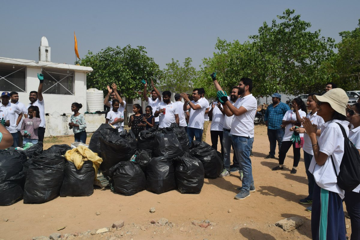 GoGreyOrange's tweet photo. This #WorldEarthDay, we pledge to #InvestInOurPlanet by taking environmentally conscious steps. Here's a quick glimpse of our #SOLVERS at ground zero- cleaning up the trails from across the globe, to act for the globe. #LifeAtGO https://t.co/gbWBCrNrxR