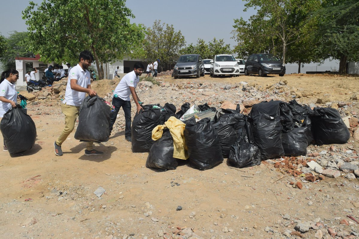 GoGreyOrange's tweet photo. This #WorldEarthDay, we pledge to #InvestInOurPlanet by taking environmentally conscious steps. Here's a quick glimpse of our #SOLVERS at ground zero- cleaning up the trails from across the globe, to act for the globe. #LifeAtGO https://t.co/gbWBCrNrxR