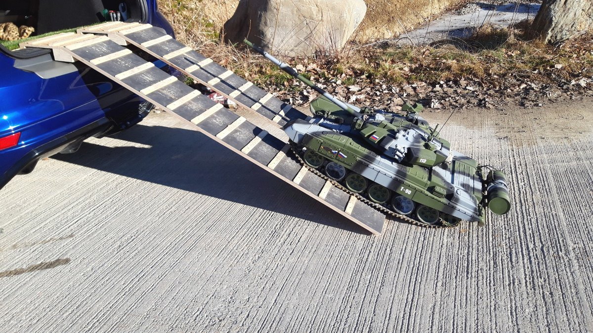 RCTankShop's tweet photo. Kunden-Projekt T-90 RC Panzer im Maßstab 1:8. Unterwanne 100% wasserdicht, Länge inkl. Zusatztanks und Kanone 127 cm, Breite 47 cm, Höhe 36 cm, Gewicht 35 kg.

#panzerfahren #modellbau #militarylife #rcpanzer #rctank https://t.co/PIdKjZR4oN