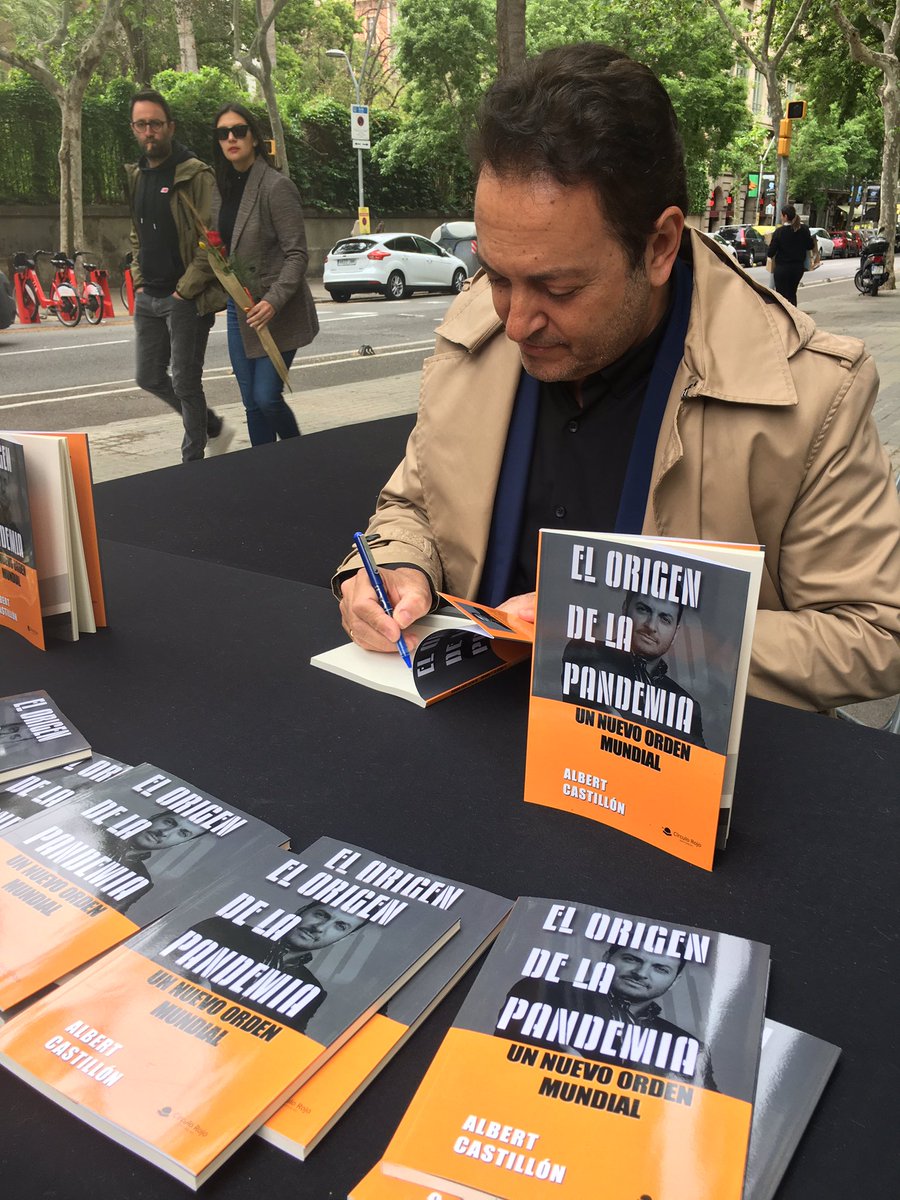 Ya en #Barcelona <a href="/AlbertCastillon/">Albert Castillón</a> firmando libros <a href="/Edicirculorojo/">Editorial Círculo Rojo</a>