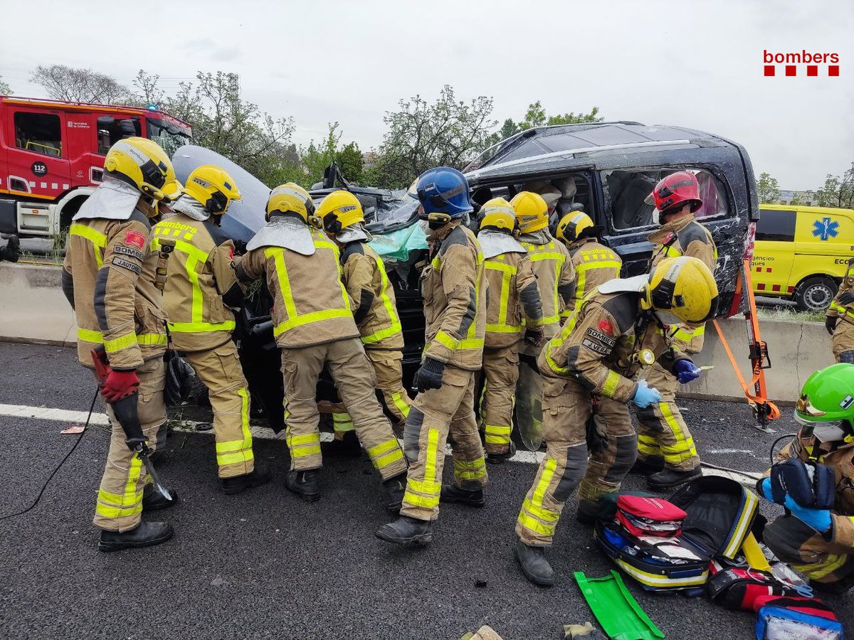 bomberscat's tweet photo. #Bomberscat hi hem treballat amb 6 dotacions. Una persona havia quedat atrapada a l'interior del vehicle i hem realitzat tasques d'excarceració per alliberar-la: hem fet maniobra d'abatiment de sostre, retirada de muntant, obertura d'espai i extracció https://t.co/iBREbO9TCY