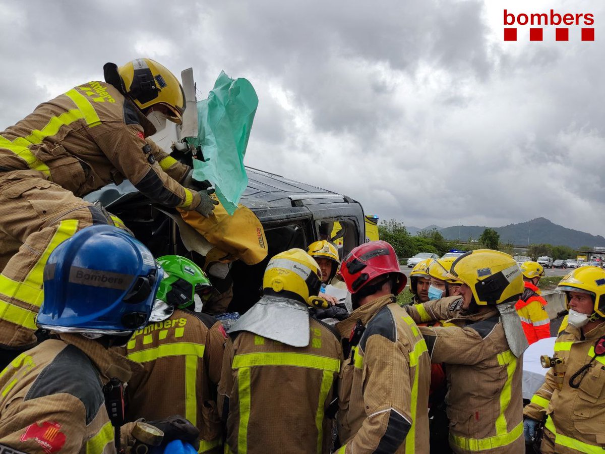 bomberscat's tweet photo. #Bomberscat hi hem treballat amb 6 dotacions. Una persona havia quedat atrapada a l'interior del vehicle i hem realitzat tasques d'excarceració per alliberar-la: hem fet maniobra d'abatiment de sostre, retirada de muntant, obertura d'espai i extracció https://t.co/iBREbO9TCY