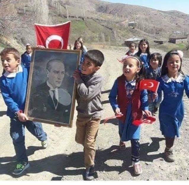 Ercanpolat002's tweet photo. Bugün 23 NİSAN 🇹🇷🇹🇷🇹🇷🇹🇷🇹🇷🇹🇷🇹🇷
Hep neşeyle doluyor insan 🎈🎉🎈🎉🎈🎊🎈🎉🎈🎉🎈🎉🎈🎉🎈🎉🎈
#102yıl #23Nisan #EvdeBayramVar
#UlusalEgemenlikVeÇocukBayramı kutlu olsun https://t.co/IXQiW3yJK1