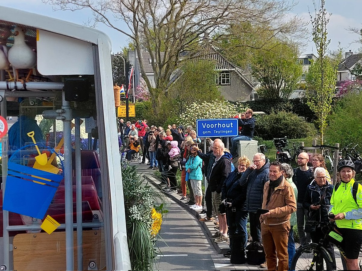 We zijn in Voorhout. Ook hier gezellig druk en een lekkere ☀️. Kom je ook kijken in de Bollenstreek. Pak de fiets🌷🚴‍♀️