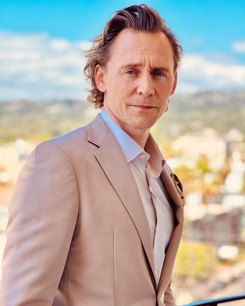 corbaz_beatrice's tweet photo. I wanted to paint positivity and optimism
I wanted to paint respect and kindness
I wanted to paint love and benevolence
I wanted to paint beauty and elegance
And when I looked at my painting, it was you that I had painted
#TomHiddleston
#HiddlesPoetry
#HiddlesInspiration https://t.co/dJxa3NzXm9