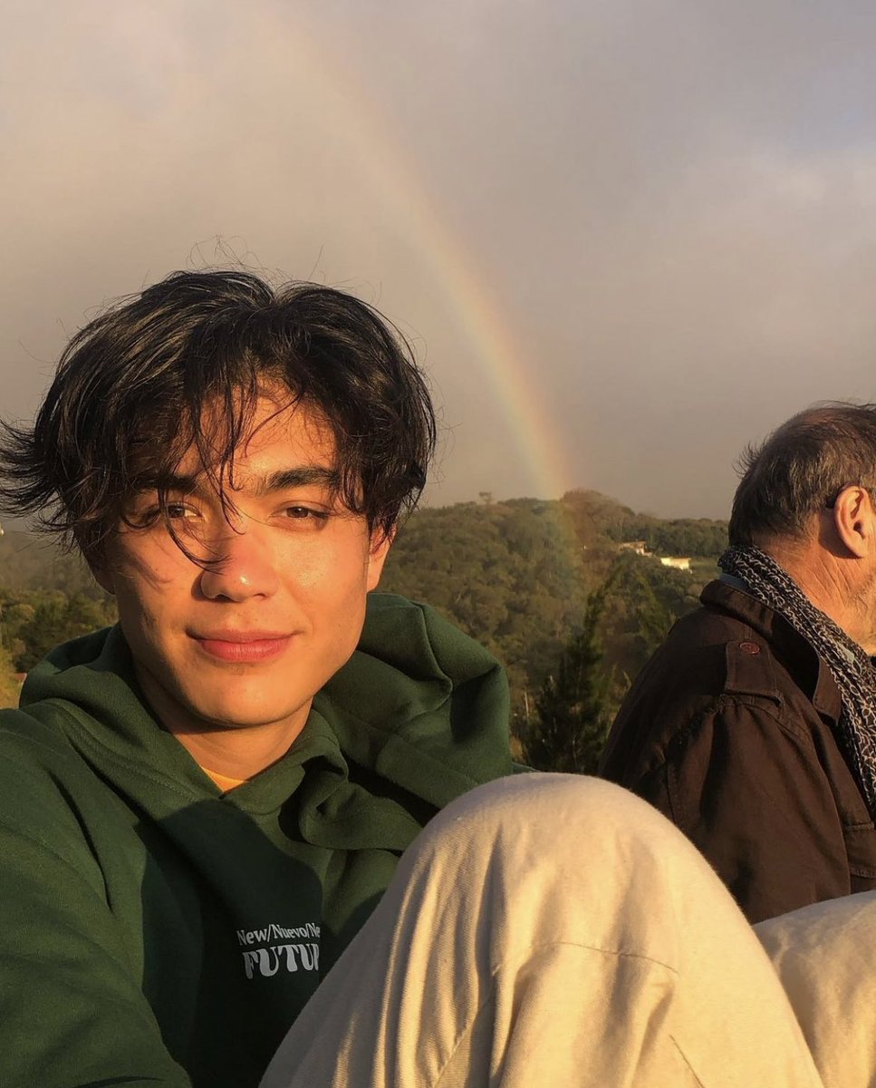 dilfsIuvr's tweet photo. oh this man is so fine why did they do him dirty with that ugly ass hair in heartstopper im crying😭 https://t.co/JRVHpxIVdx