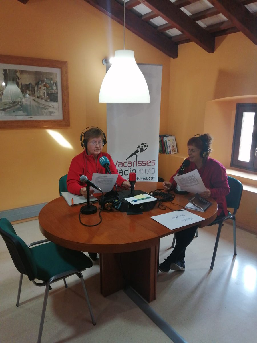 VacarissesRdio's tweet photo. L' Anna Pereira ens ha acompanyat avui al programa "fàbules"!

Feliç Sant Jordi a tothom!  🌹🌹🌹📖📖📖 https://t.co/YcOaBVFX8I