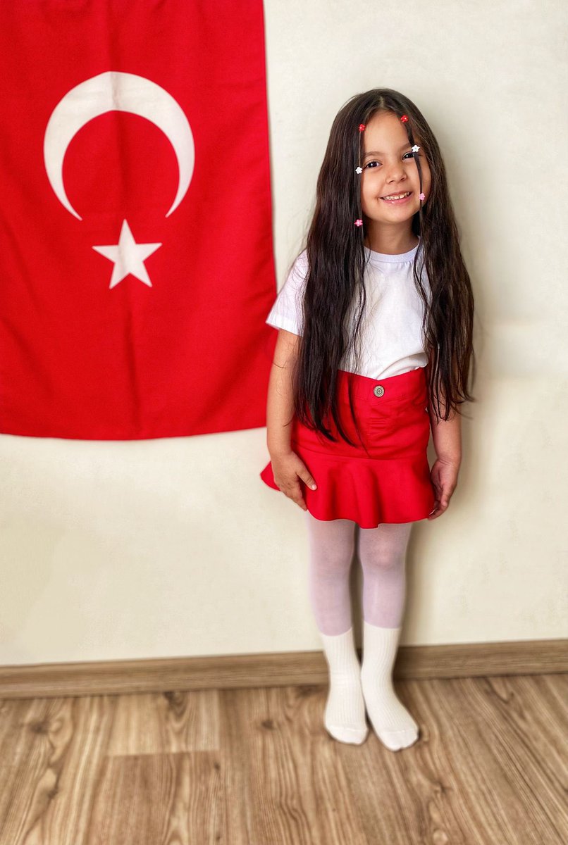 Sadece büyük bir lider, geleceği çocuklara emanet eder! #Geleceğeİşaret 
#23NisanUlusalEgemenlikveCocukBayramı