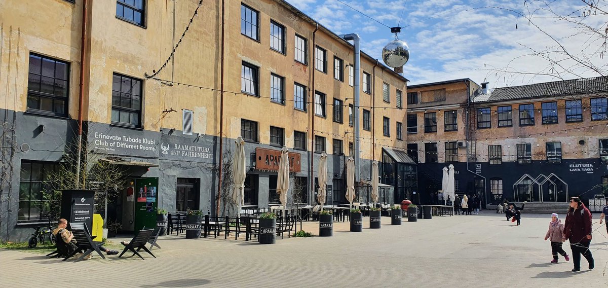 kevad koidab ja taskuhäälingud kogunevad kõik ühe hoovi peale kokku. maailmalaval võhkarid. müürimurdjate laval tissident. ja veel palju muud aparaadio festivalil