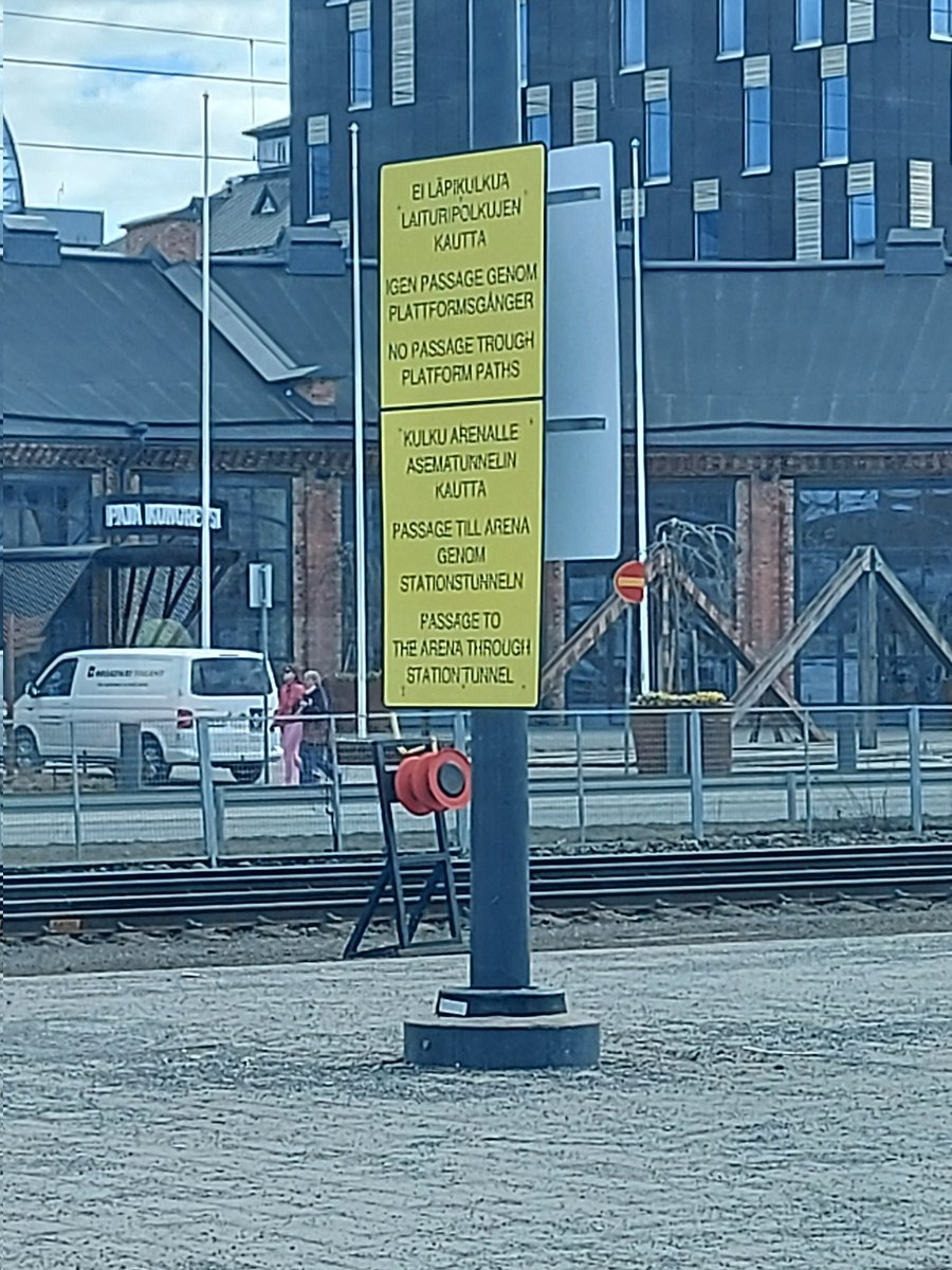 danielaberlin90's tweet photo. Då svenskan "nästan" är rätt 🤪 Man väljer ju vilken man läser. "Ei läpikulkua" eller "Igen passage" 🙈 #tampere https://t.co/vVG54putDY