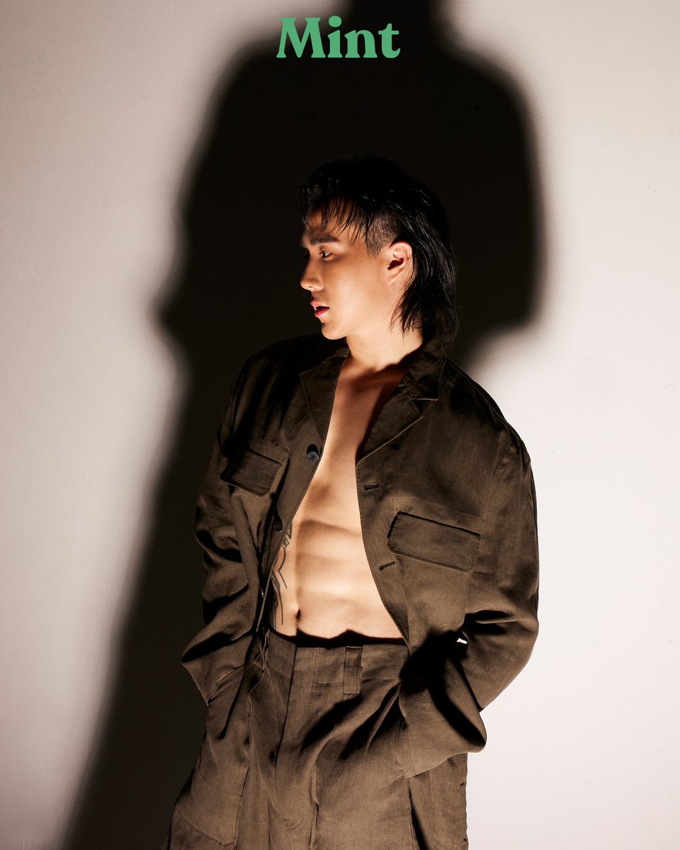 mintmag_th's tweet photo. “เขื่อนยังอยู่บนเส้นทางของการค้นหาตัวตนอยู่ ความสัมพันธ์ของเขื่อนกับร่างกายวันนี้ มันคือการตอบแทนซึ่งกันและกัน” - เขื่อน ภัทรดนัย 💚
#KOENxMintSixPack
#MintSixPack
#MintVol9
#MintMagTH https://t.co/E0KUfEs5Yj