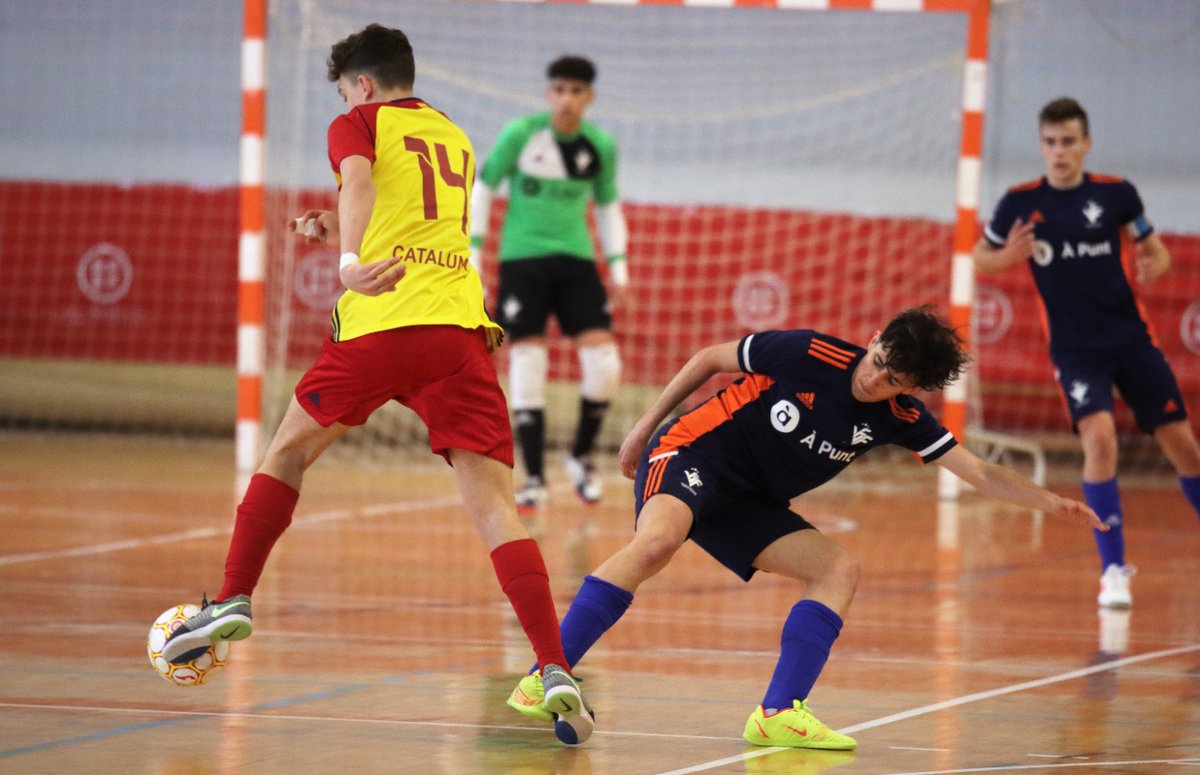 FFCV_info's tweet photo. | SELECCIÓ |

📝 La sub16 de @sergiocalduch76 se despide de Chiclana con orgullo (1-2 🆚 @FCF_CAT)

➥ Espectacular semifinal de la Selecció 👏🏼

📎 https://t.co/oHELvX0rzU

#SomValenciana🔹🔸❤️ https://t.co/cWwa9xHalU