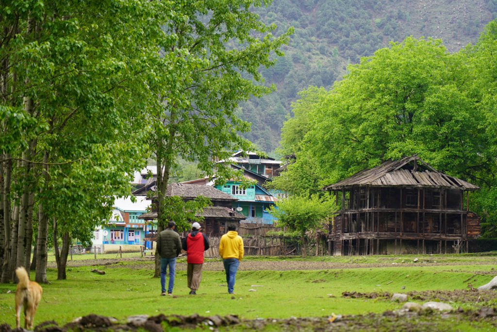 the_vodun's tweet photo. Exploring the last village of India @BowlKeran  where you can actually see people and the way people stay and live in POK! a must visit place.#Kashmir #kashmirtourism https://t.co/yu128PBYfR