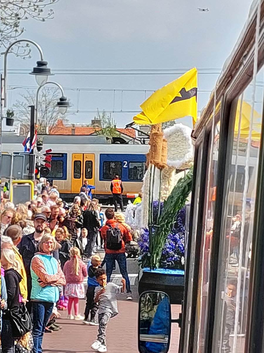 🚅Het Bloemencorso moest even wachten op de sprinter. Dank aan <a href="/ProRail/">ProRail</a> voor een veilig oversteek.