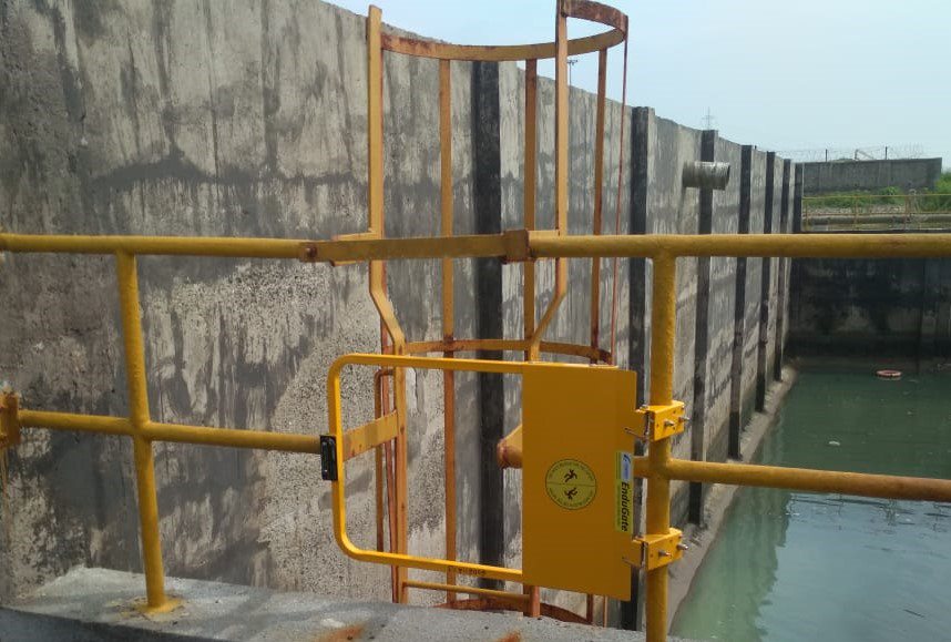 Chemeyindia's tweet photo. If your employees aren't working at height, do you need safety gate and railing?
If your employees can fall into or onto dangerous equipment, you must provide #safetyrailing and #safetygates to prevent them from falling and getting injured.
#safetyfirst #safetyatwork #handrails https://t.co/X6WdY92XAt
