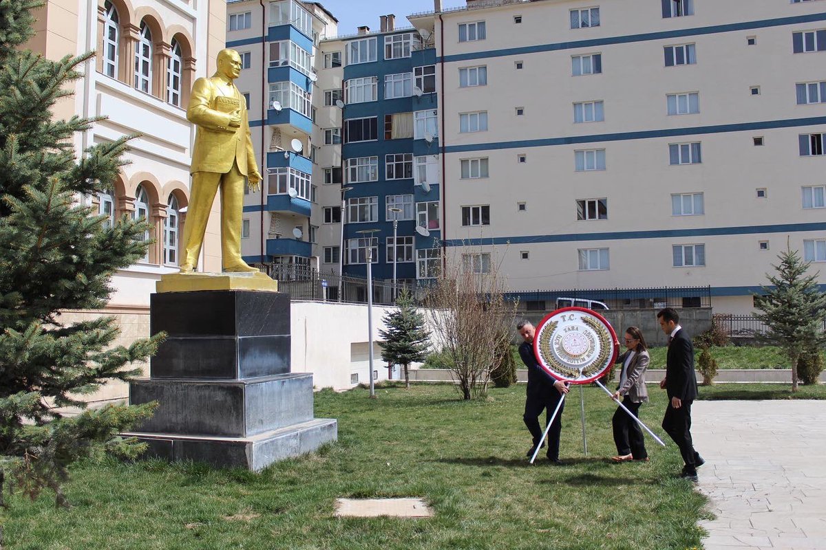 zaramem58's tweet photo. İlçe Milli Eğitim Müdürümüz Ümit Ahmet KARAKUŞ, 23 Nisan Ulusal Egemenlik ve Çocuk Bayramı sebebiyle Atatürk Anıtı’na çelenk sundu.

@ZaraKaymakamlik @AslanErguven @umit_karakus https://t.co/nLZq8nbWMW