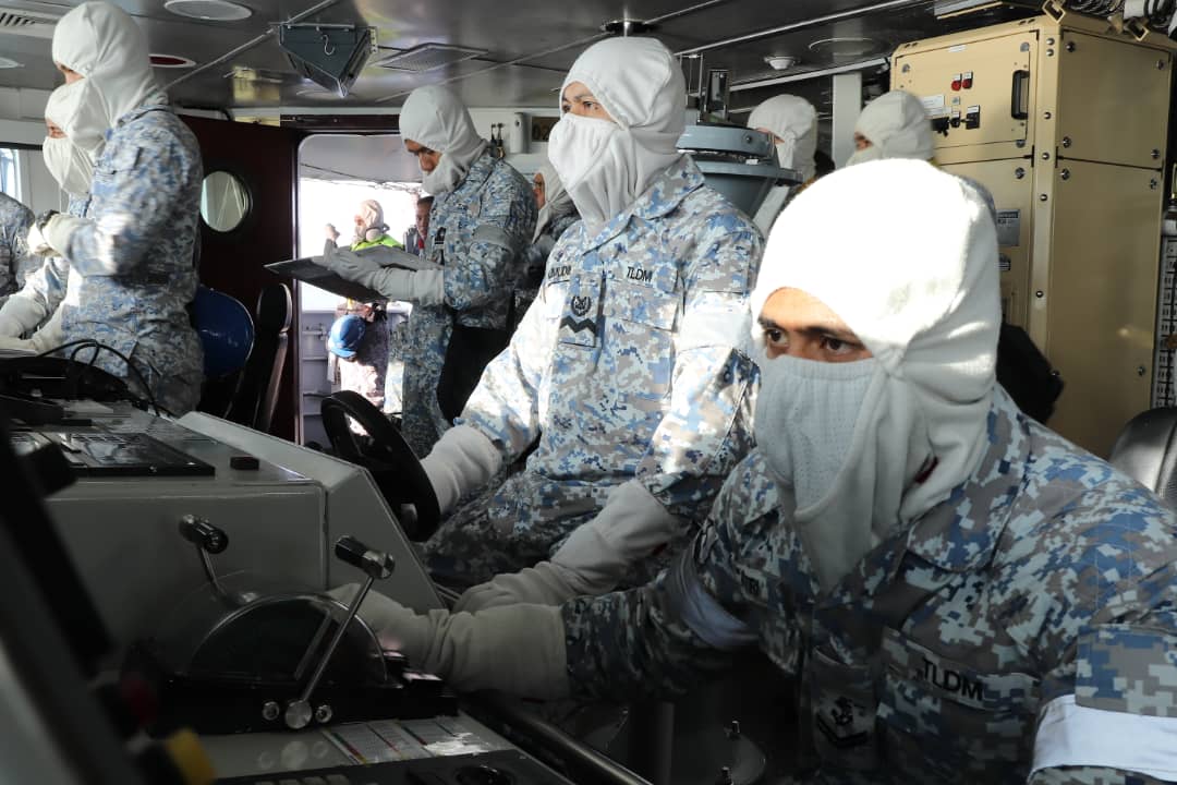 NavySDK's tweet photo. Latihan Perang Borneo 3/22 libatkan KD SELANGOR,KD SRI INDERA SAKTI,KD KERIS,KD RENCONG,KD SERANG,KD SRI PERLIS,KD BAUNG &amp; helikopter FENNEC pamer kesiapsiagaan warga &amp; aset Armada @MPA_Timur di Perairan Timur Sabah.Bulan #Ramadan pemangkin kekal unggul menjaga kedaulatan negara. https://t.co/99QTjgvfoe