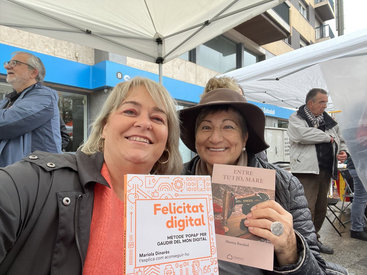 HolaMariola's tweet image. #SantJordi2022 amb pedregada, connexió amb @elsuplement, fotos amb altres autors, molts nois buscant la firma @Outconsumer i tot amb molta #FelicitatDigital
A les 18h + al Palau Robert 
#ImpulsemCultura